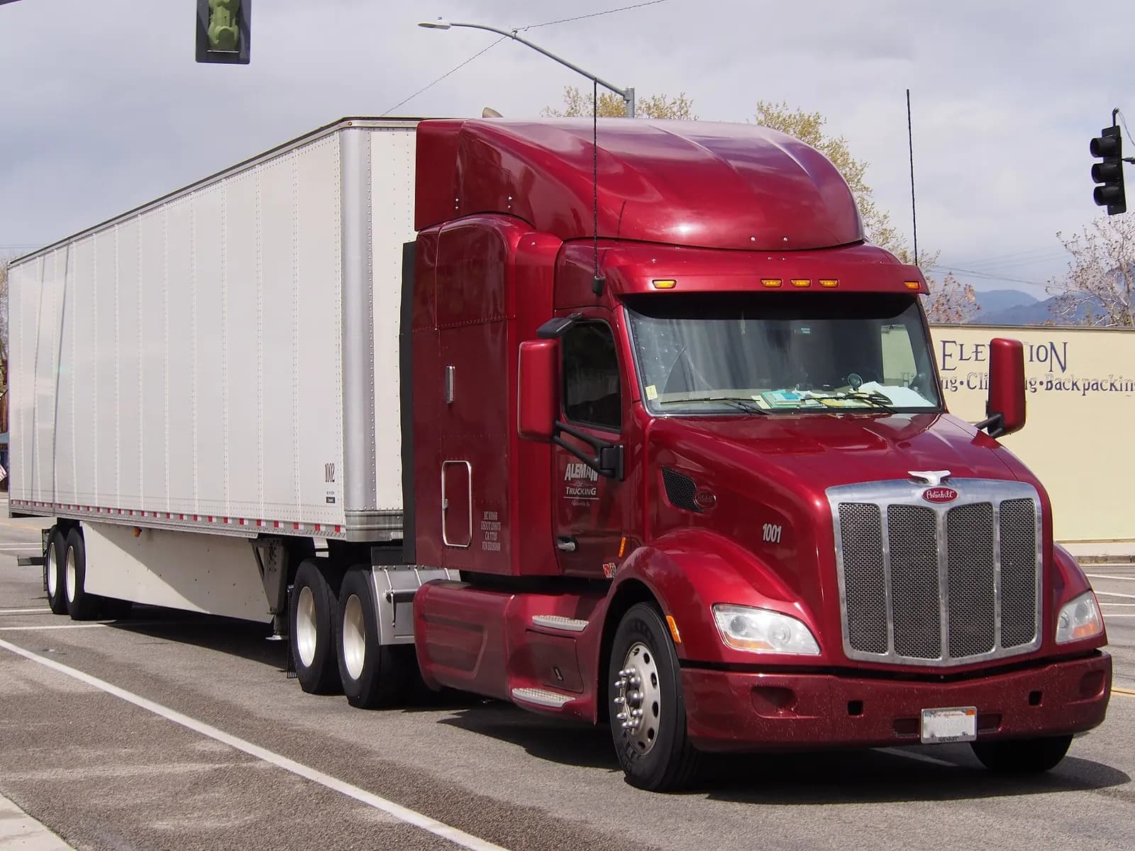 Peterbilt 579 semi truck